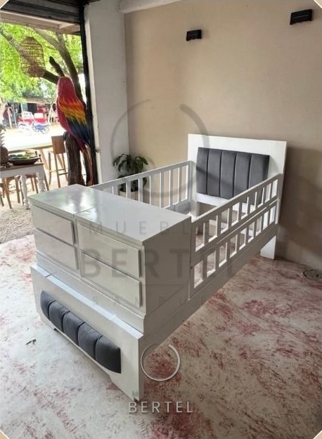 Cama cuna blanca con cómoda cambiador integrada