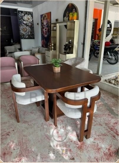 Comedor H con mesa oscura y sillas con brazos