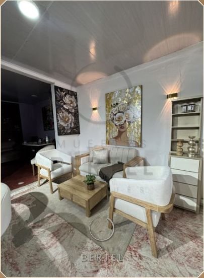 Juego de sala con poltronas en roble y tela crema