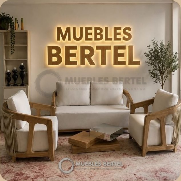 Juego de sala Linu en la sala de exhibición de Muebles Bertel, con poltronas y sofá en roble y tela crema